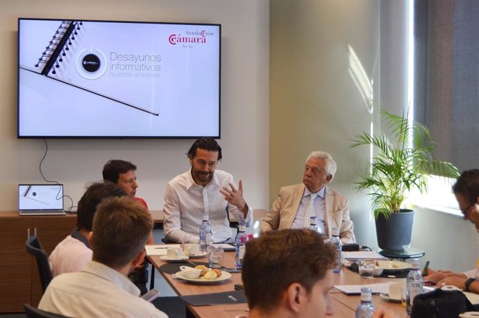 El director de negocio de VIA Outlets en España, David Kervyn, en el marco de un encuentro con el Club Cámara de Comercio de Sevilla que ha contado con la presencia de su presidente, Francisco Herrero.