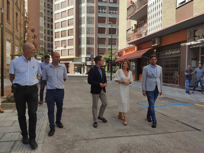 La alcaldesa, Natalia Chueca, y el consejero municipal de Urbanismo, Víctor Serrano, visitan la apertura de la calle Ramón Celma.