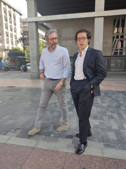 El parlamentario de Vox, Javier Jové y el candidato al Congreso, José María Figaredo en Oviedo.