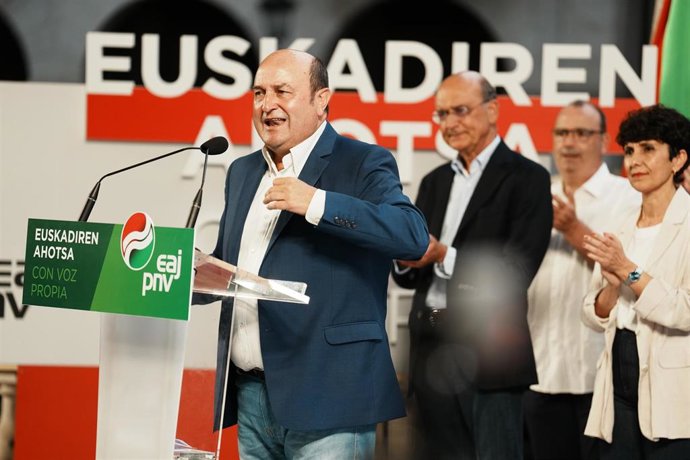 El presidente del EBB, Andoni Ortuzar, durante el acto de inicio de campaña de EAJ-PNV para las elecciones del 23J, en los jardines Albia, a 6 de julio de 2023, en Bilbao