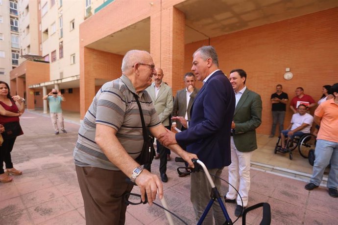 José Luis Sanz, alcalde de Sevilla, en la promoción de viviendas de Emvisesa en Pirotecnia.