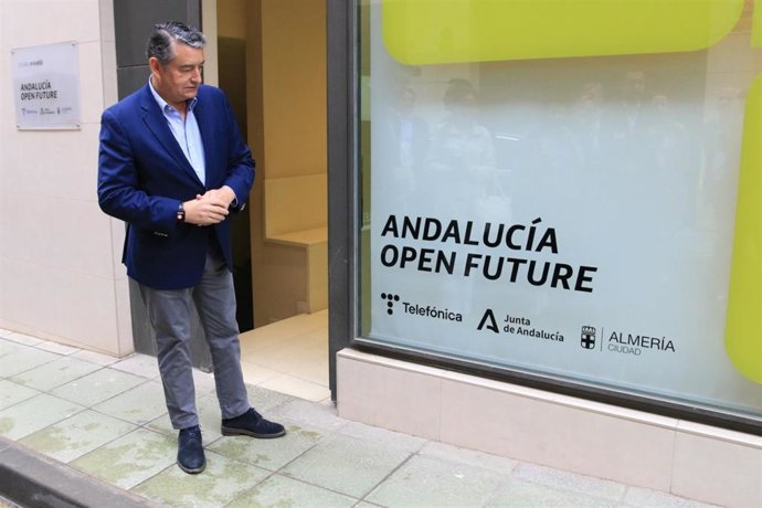 Archivo - El consejero de la Presidencia, Interior, Diálogo Social y Simplificación Administrativa, Antonio Sanz, durante una visita a un centro de emprendimiento en Almería. 