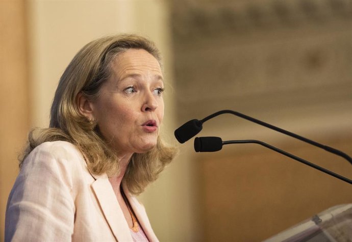 La vicepresidenta primera del Gobierno y ministra de Asuntos Económicos y Transformación Digital, Nadia Calviño, durante su intervención en el encuentro informativo de Sevilla.