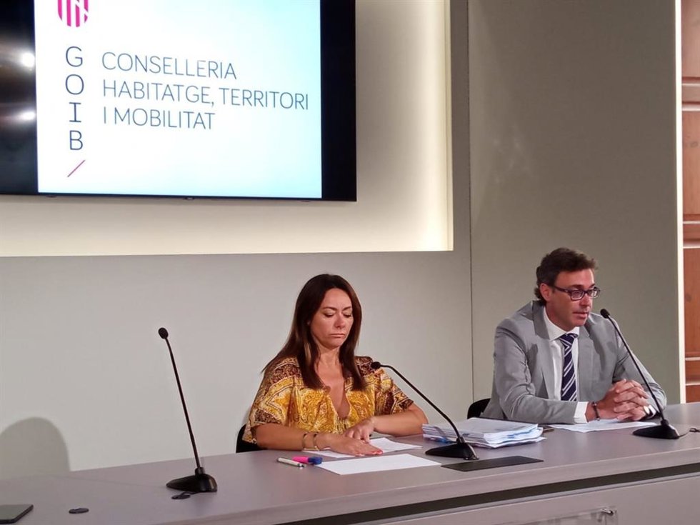 Los consellers Vidal y Costa, en rueda de prensa.