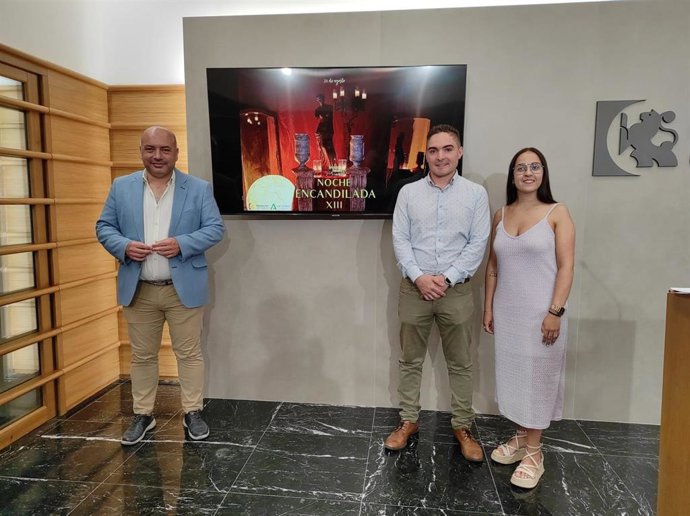 El delegado de Cultura de la Diputación de Córdoba, Gabriel Duque (izda.), en la presentación de la Noche Encandilada de Encinas Reales.