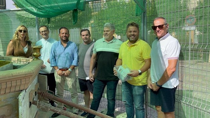 Acto de colocación de la primera piedra del mocumento a la Purísima Concepción de María Coronada en La Algaba, con la presencia del alcalde del municipio, Diego Manuel Agüera Piñero.
