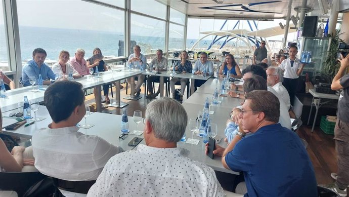 El candidato del PP por Baleares al Congreso para el 23J, José Vicente Marí, reunido con representantes de colectivos sanitarios.
