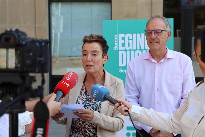 La cabeza de lista de EH Bildu al Congreso por Navarra, Bel Pozueta, con el parlamentario foral Adolfo Araiz.