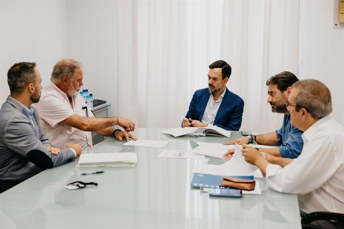 El vicepresidente del Cabildo de Tenerife, Lope Afonso (c), en una reunión con representantes de Asaga