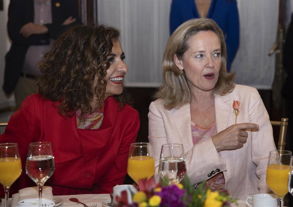 La vicepresidenta primera del Gobierno y ministra de Asuntos Económicos y Transformación Digital, Nadia Calviño (i), junto a la a la vicesecretaria general del PSOE cabeza de lista al Congreso por Sevilla, María Jesús Montero (d), al inicio del encuentr