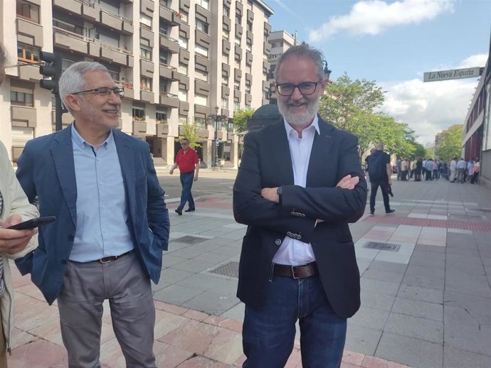 El concejal de Convocatoria por Asturias, Gaspar Llamzares y el candidato de Sumar, Rafa Cofiño en Oviedo.