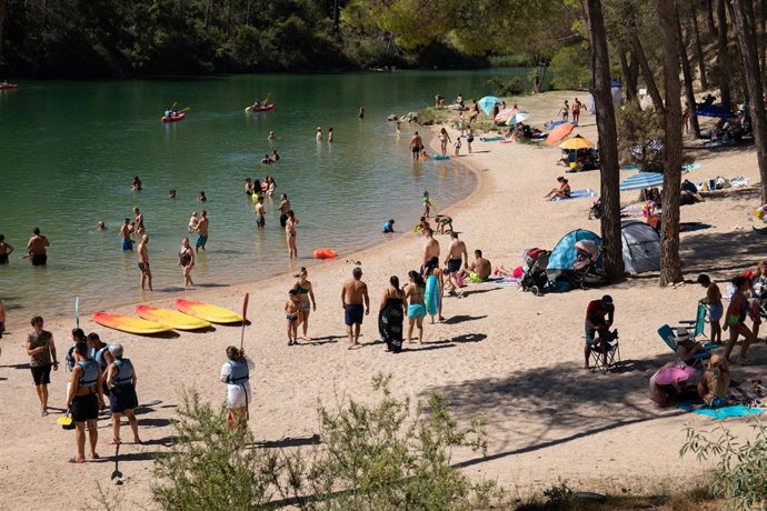 Archivo - Varias personas pasan el día en la playa del embalse de Bolarque, a 20 de agosto, en Guadalajara, Castilla La-Mancha, (España)