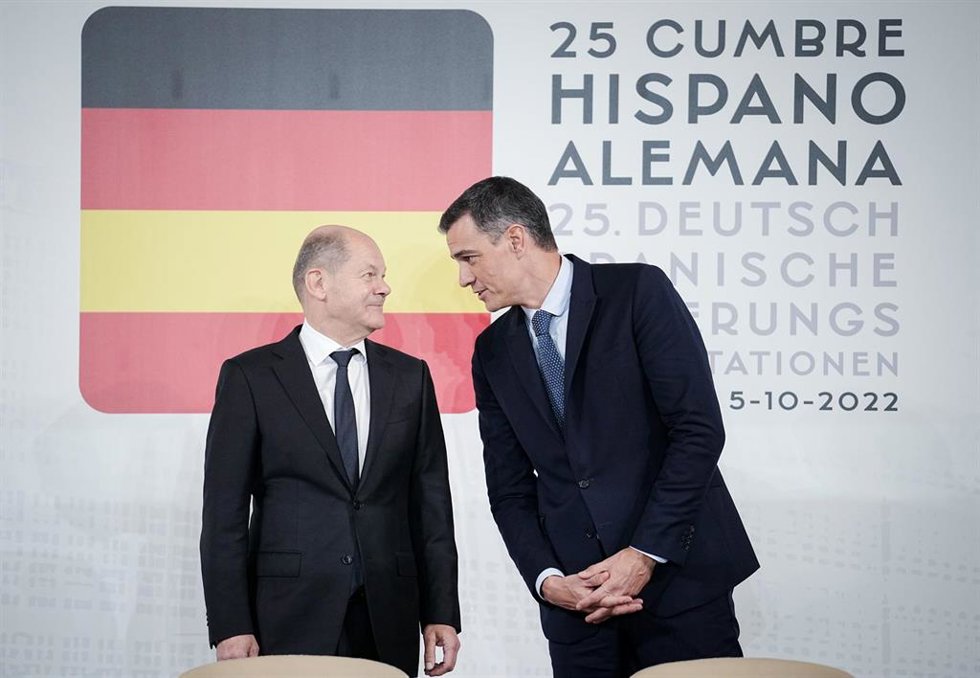 Archivo - El canciller de Alemania, Olaf Scholz, y el presidente del Gobierno español, Pedro Sánchez.