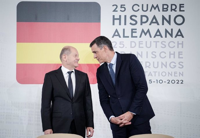 Archivo - 05 October 2022, Spain, La Coruna: Spanish Prime Minister Pedro Sanchez (R) and German Chancellor Olaf Scholz arrive for a press conference during the German-Spanish government consultations, the first of hits kind between the two countries in n