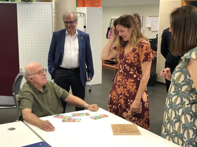 Ana Dávila (centro) visita el centro de la Fundación Betesda en Hortaleza.