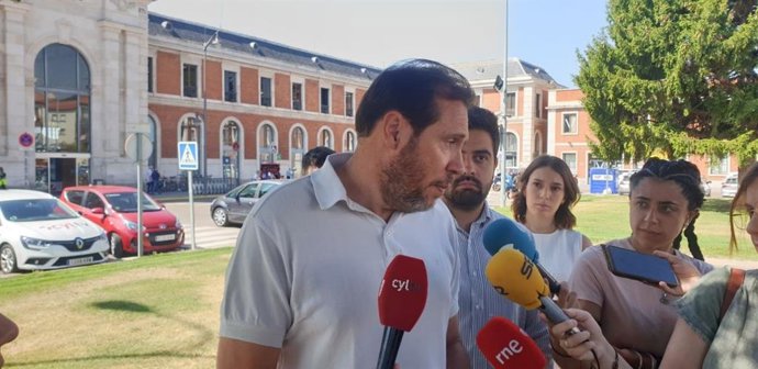 El candidato al Congreso por Valladolid y secretario general del PSOE provincial, Óscar Puente, junto la secretaria de Organización de JSE Castilla y León, Marta Águeda, y el secretario general de JSE Valladolid, Diego Vallejo, en unas declaraciones a m