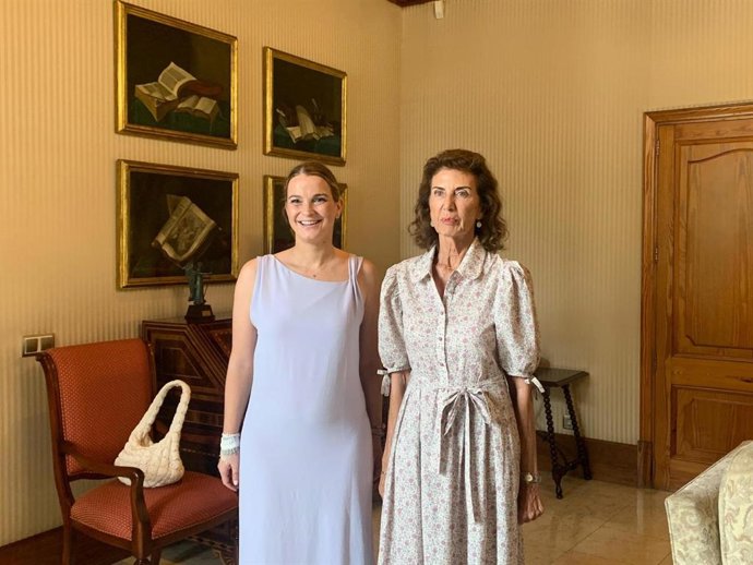 La presidenta del Govern, Marga Prohens, y la presidenta de CAEB, Carmen Planas.