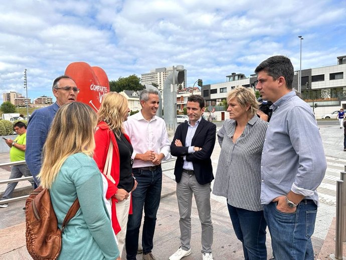 En el centro de la foto, el líder del PSOE de Cantabria, Pablo Zuloaga (cuarto izda), y el cabeza de lista al Congreso, Pedro Casares (quinto izda) junto a otros socialistas en un acto electoral frente a Valdecilla