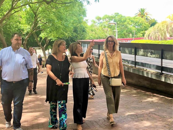La alcaldesa Núria Marín, la ministra y candidata Raquel Sánchez y la candidata Merc Perea, en L'Hospitalet
