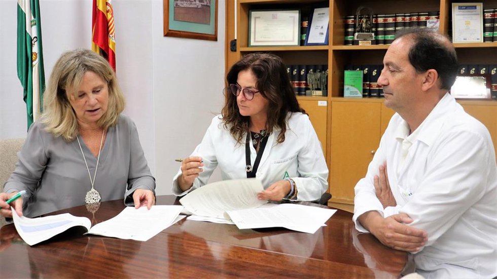 El Hospital Juan Ramón Jiménez y la AECC firman un nuevo convenio de colaboración.