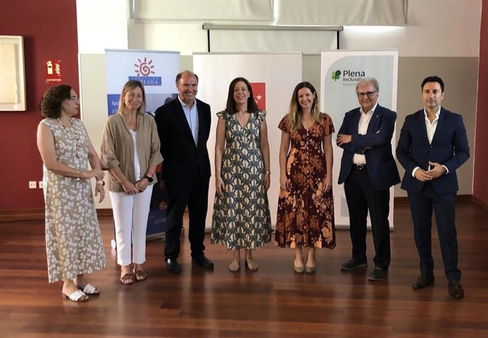 Ana Dávila (tercera por la derecha) posa junto a su equipo y responsables de la Fundación Betesda y Plena Inclusión durante su visita al centro residencial 'Gran Vía de Hortaleza'.