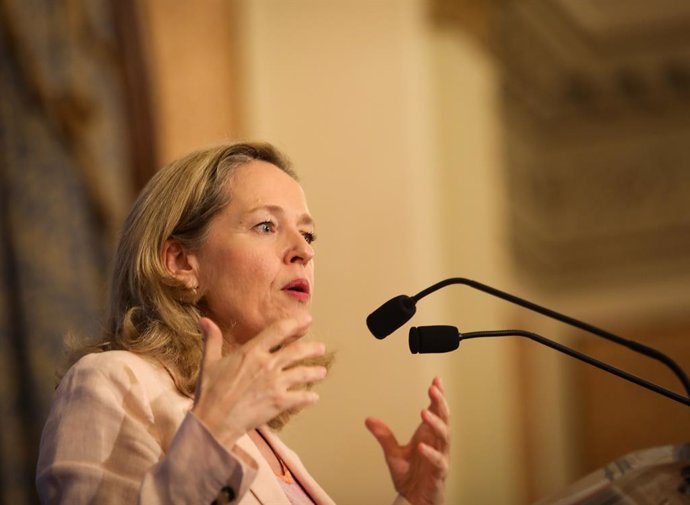 La vicepresidenta primera del Gobierno y ministra de Asuntos Económicos y Transformación Digital, Nadia Calviño, durante su intervención en el encuentro informativo. A 20 de julio de 2023, en Sevilla (Andalucía, España). La vicepresidenta primera del Go