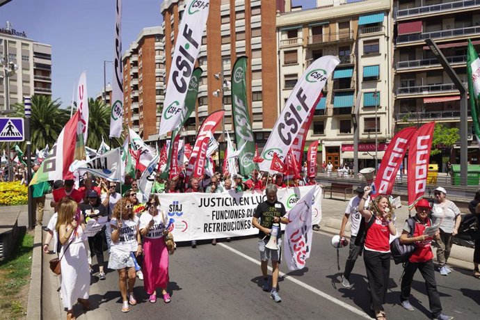 Varias personas protestan durante una manifestación de los funcionarios de Justicia de toda España convocada por los sindicatos CSIF, UGT y CCOO, en las inmediaciones del Palacio de Justicia , a 20 de julio de 2023, en Logroño, La Rioja (España). 