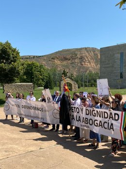 Concentración de abogados junto a Riojaforum