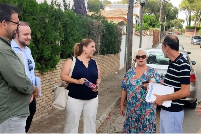 En el encuentro con la Junta Directiva de la Asociación de vecinos ha participado por parte del Ayuntamiento la delegada de Medio Ambiente y Sostenibilidad, Lola Aquino, acompañada por el delegado de Hábitat Urbano, David Delgado.