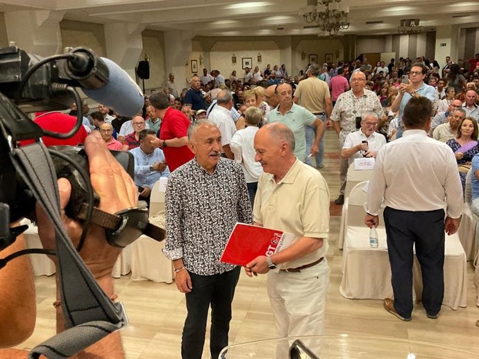 Pepe Álvarez junto a Faustino Temprano antes de participar en la asamblea de delegados en Valladolid