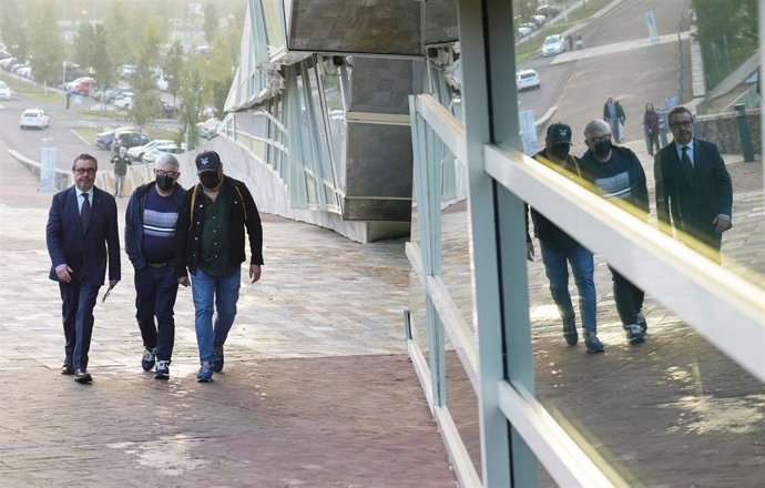 Archivo - El maquinista del tren Francisco Garzón (c) a su llegada a la primera jornada del juicio por el accidente ferroviario de Alvia, en la Cidade de la Cultura de Santiago de Compostela, a 5 de octubre de 2022, en Santiago de Compostela, A Coruña (