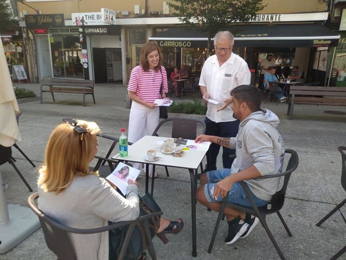 Os candidatos de Sumar ao Congreso Marta Lois e Manuel Lago, nunha repartición electoral na Coruña