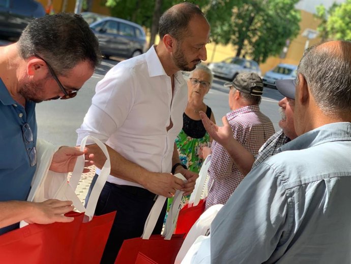 El candidato del PSOE al Congreso de los Diputados por Sevilla Alfonso Rodríguez Gómez de Celis, en un acto de campaña organizado en el mercado Cencosur, en Nuestra Señora de la Oliva, en Sevilla.