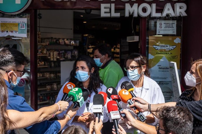 Archivo - Dos trabajadoras de una farmacia.
