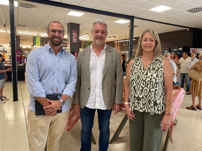La consellera insular de Promoción Económica y Desarrollo Local, Pilar Amate, y el director insular de Promoción Económica y Producto de Mallorca, Álvaro Roca, participan en la presentación de la campaña 'Productes de sa nostra terra'.
