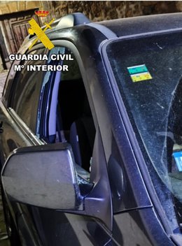 Ventanilla fracturada de un vehículo en el que robaron los detenidos en Burgos.