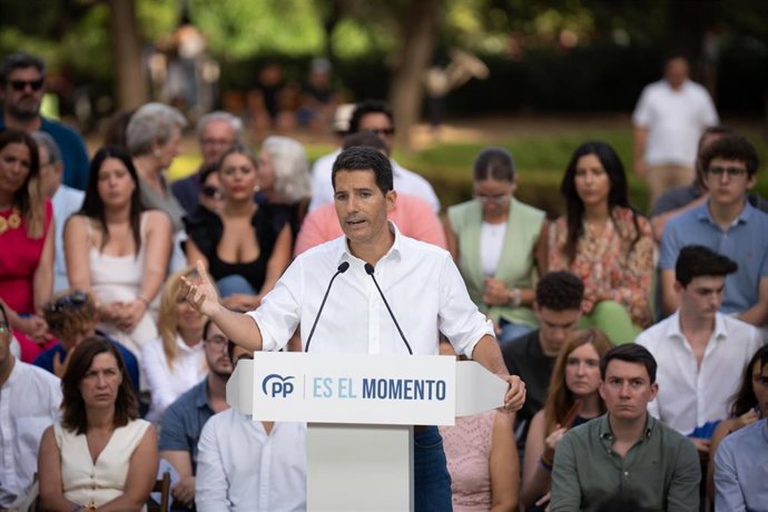El cabeza de lista al Congreso por Barcelona, Nacho Martín Blanco, durante un mitin para las elecciones del 23J en Turó Park