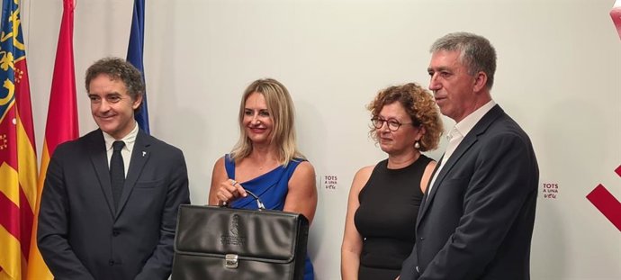 La nueva consellera de Innovación, Industria, Comercio y Turismo, Nuria Montes, recine la cartera de manos del exconseller de Comercio, Rafa Climent, la exconsellera de Innovación, Josefina Bueno, y el exsecretario autonómico de Turisme, Francesc Colome