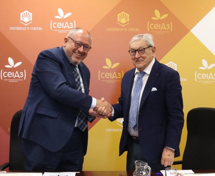 Manuel Torralbo (izda.) y José María Casado tras la rúbrica del acuerdo.