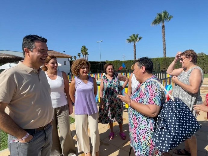 La candidata número uno al Senado y secretaria general del PSOE de Huelva, María Eugenia Limón, en la piscina municipal de San Bartolomé de la Torre (Huelva)