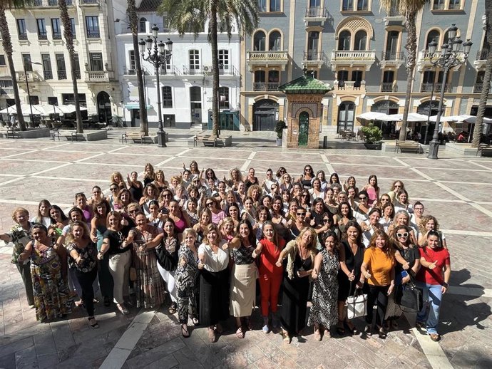 La candidata número uno del Partido Popular al Congreso de los Diputados, Bella Verano, y la coordinadora de Inclusión Social, Juventud, Familias e Igualdad del PP-A, Loles López, han encabezado este jueves un encuentro con mujeres del Partido Popular.