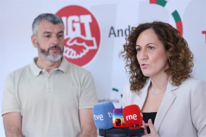 La secretaria general de CCOO-A, Nuria López, y el secretario general de UGT-A, Oskar Martín