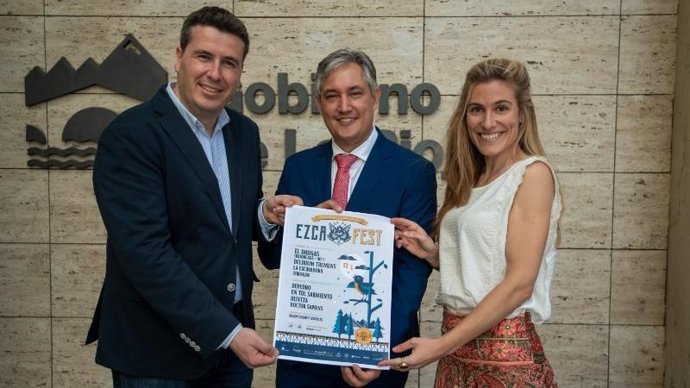 El consejero de Cultura, Turismo, Deporte y Juventud, José Luis Pérez Pastor; el alcalde de Ezcaray, Diego Bengoa; y la directora del festival, Amets Rodríguez.