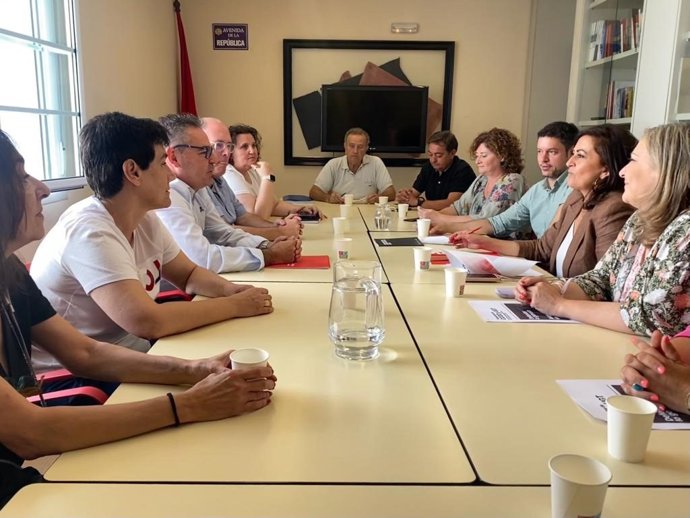 Reunión entre representantes de UGT y candidatos del PSOE de La Rioja.