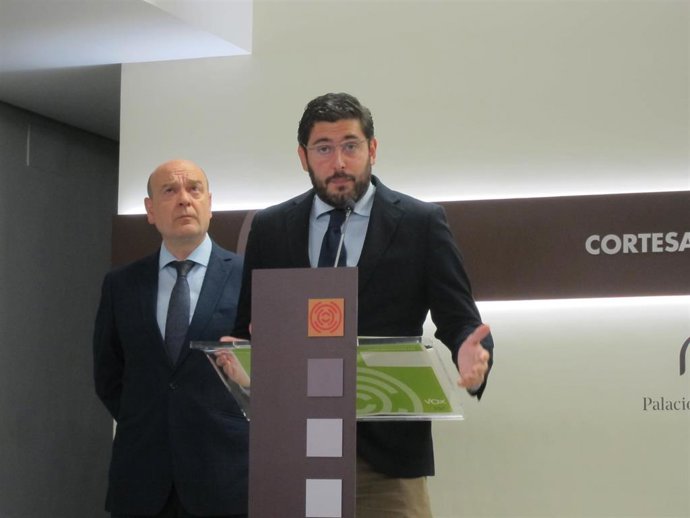 Rueda de prensa del portavoz de VOX en las Cortes de Aragón, Alejandro Nolasco, y del portavoz adjunto, Santiago Morón.