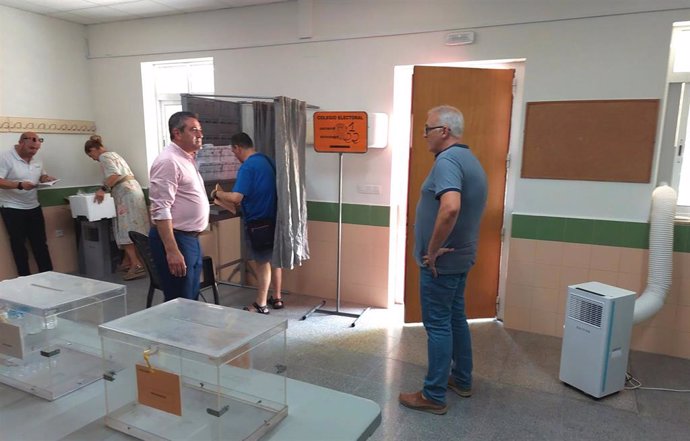 Ayuntamiento Alcantarilla distribuye aparatos de aire acondicionado portátiles para climatizar los colegios electorales