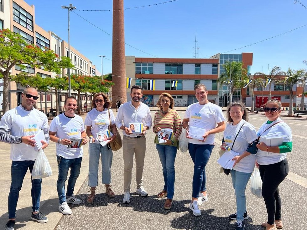 Algunos miembros de la candidatura de Coalición Canaria al Congreso de los Diputados por la provincia de Santa Cruz de Tenerife y al Senado por la isla de Tenerife en la Plaza del Tranvía