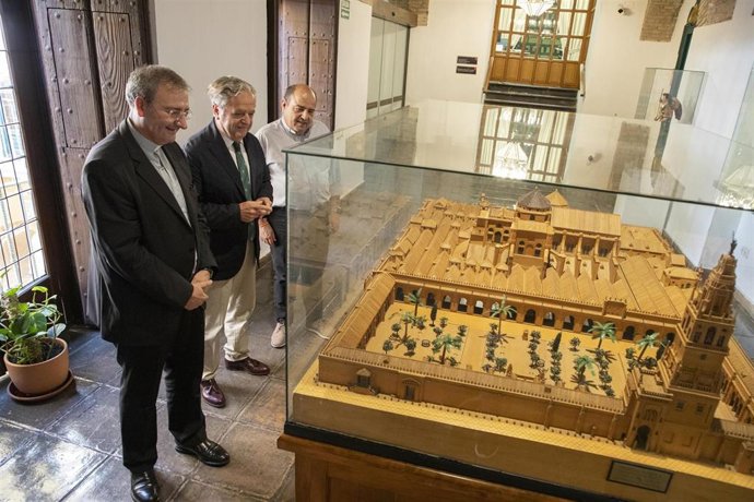 El presidente de la Diputación, Salvador Fuentes (centro), y el deán-presidente del Cabildo Catedral, Joaquín Alberto Nieva (izda.), contemplan una reproducción de la Mezquita Catedral en el Palacio de la Merced.