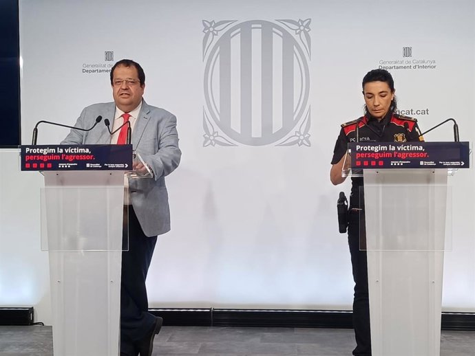 El conseller de Interior, Joan Ignasi Elena, y la portavoz de los Mossos d'Esquadra, Montserrat Escudé