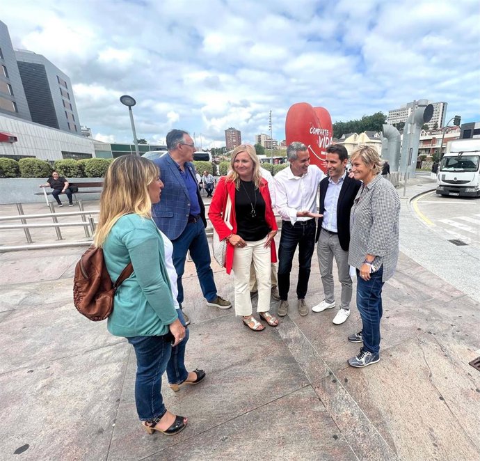Acto electoral de los socialistas cántabros frente a Valdecilla